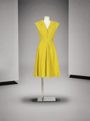 une photo d'une robe jaune sur un présentoir à mannequin