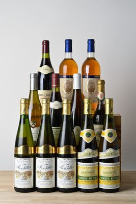 plusieurs bouteilles de vin posées sur une table en bois