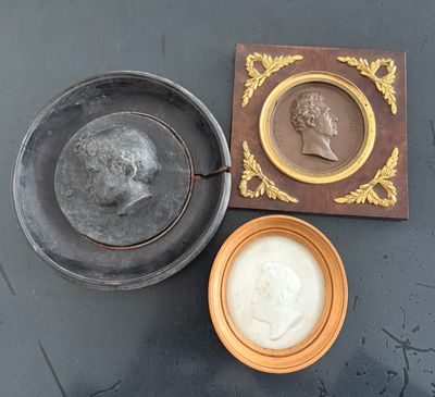 un bol de crème à côté d'un autre bol de crème sur une table