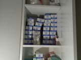 une armoire à pharmacie remplie de médicaments et d'autres fournitures médicales