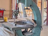 une machine qui se trouve au milieu d'un bâtiment