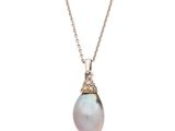 un pendentif composé d'une perle blanche et de diamants, monté sur une chaîne