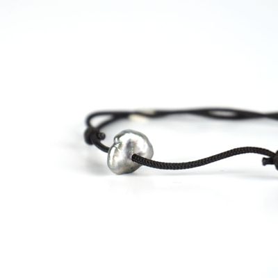 Bracelet "Perle" formé d'un cordon noir agrémenté d'un Keshi…