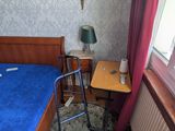 un lit dans une chambre avec une couette bleue
