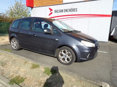 une photo d'une voiture garée devant un immeuble