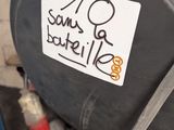une moto avec une pancarte à l'arrière