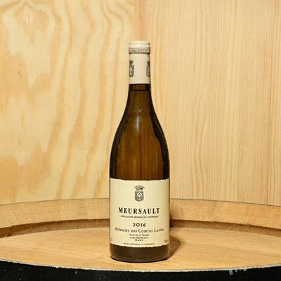 une bouteille de vin posée sur un tonneau
