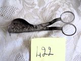 une paire de ciseaux et un mot posés sur une table