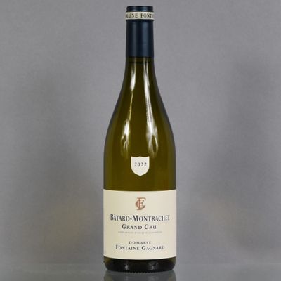 une bouteille de vin posée sur une table