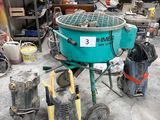 une machine qui se trouve dans un garage avec d'autres outils