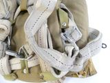 un sac à dos muni de plusieurs sangles