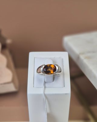 une bague qui se trouve dans une boîte sur une table