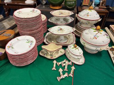 de nombreuses assiettes et bols posés sur une table recouverte d'une nappe verte