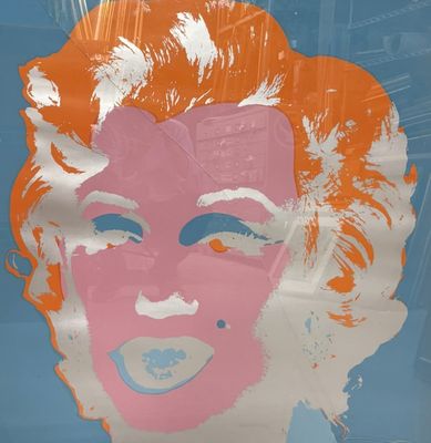 tableau représentant une femme aux cheveux orange et aux yeux bleus sur un fond bleu