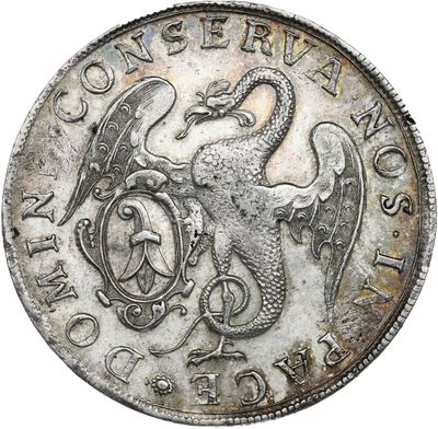 un gros plan d'une pièce d'argent sur laquelle figure un dragon