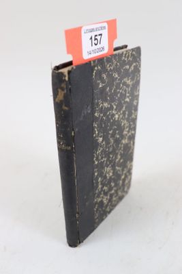 un vieux livre sur lequel est collée une étiquette rouge