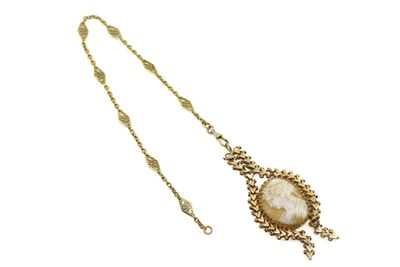 gros plan d'un collier sur fond blanc
