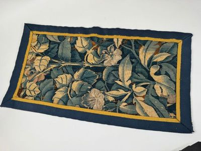 une image représentant un chemin de table orné de fleurs et de feuilles