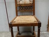 une chaise en bois avec une assise en osier
