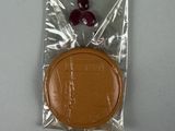 un biscuit au chocolat dans un sachet en plastique posé sur une table