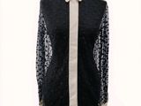 une photo d'une chemise noire et blanche sur un mannequin