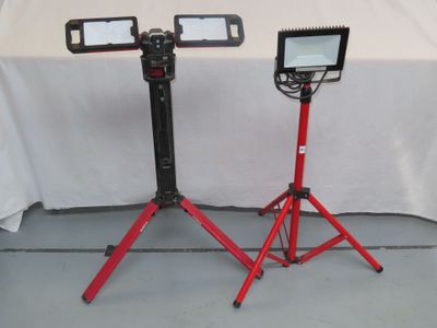 une paire de lampes rouges à trépied posées sur une table blanche