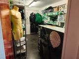 un magasin avec des mannequins exposés en vitrine