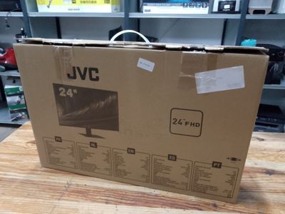 une boîte posée sur une table dans une pièce
