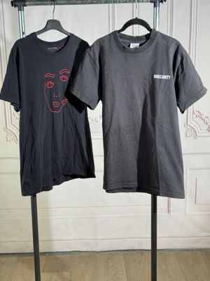 Lot comprenant deux t-shirts homme, coton noir, encolure ron…
