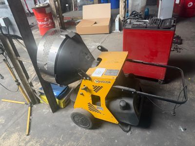 a machine that is sitting on the ground in the garage