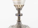 une coupe en argent surmontée d'une cuillère