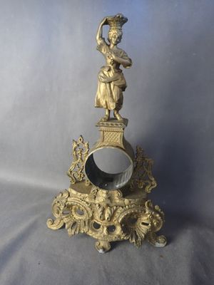 une horloge en or surmontée d'une statue