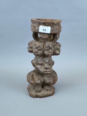 un petit vase en pierre muni d'une étiquette