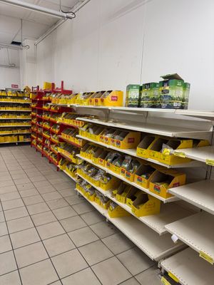 de nombreuses étagères dans le magasin qui contiennent différents articles