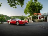 une voiture de sport rouge garée devant un immeuble