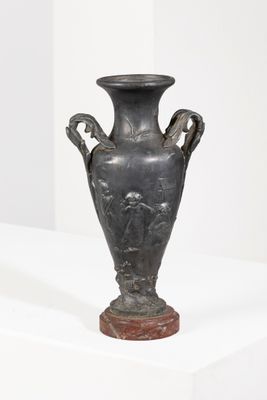 Travail 1900 Vase balustre en étain à décor de personnages e…