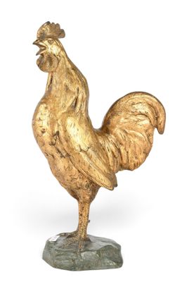 statue d'un coq doré posée sur un socle en marbre, sur fond blanc