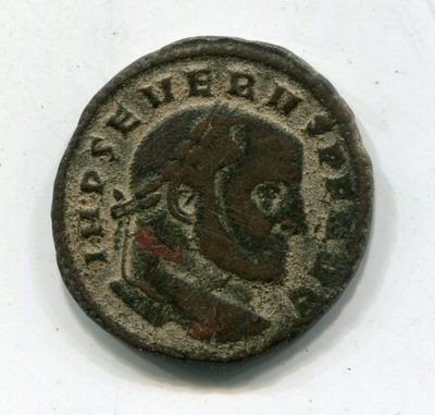gros plan d'une pièce de monnaie sur une surface blanche