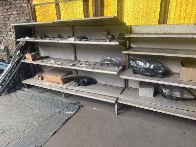 une étagère contenant de nombreux objets dans une pièce