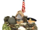 un tas d'objets militaires posés sur une table, avec un drapeau américain en arrière-plan