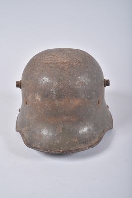 Le casque est porté par un soldat à l'avant et sur les côtés ; à l'arrière du casque, il est porté par un soldat à l'avant et sur les côtés du