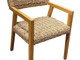 La chaise est en corde et en bois, avec une assise en corde.