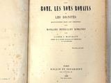 un livre ouvert sur une table, sur lequel est posé un étiquetage