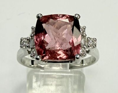 une bague sertie d'une pierre rose et blanche