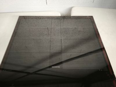 un ordinateur portable posé sur une table blanche