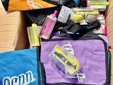 une boîte remplie de fournitures scolaires posée sur un canapé