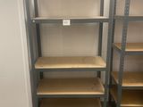 une étagère avec des tablettes, placée dans un coin de la pièce