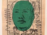 un vieux journal sur lequel figure le dessin d'un visage d'homme