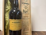 des bouteilles de vin dans une caisse en bois posée sur une table en bois