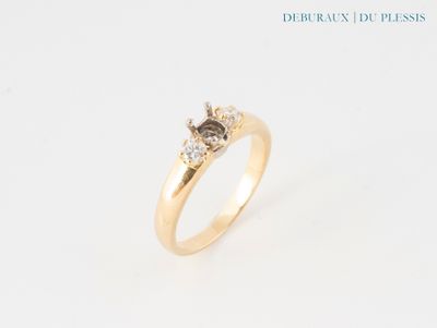 gros plan d'une bague en diamant sur une surface blanche